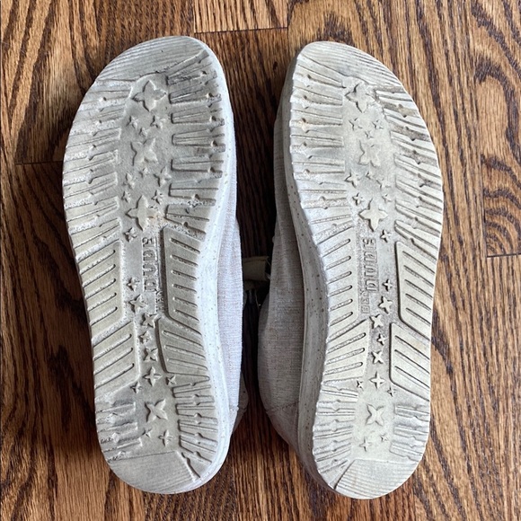 Lightweight tan women’s Hey Dude Wendy chambray slip on shoes, size 8. Great con - Picture 15 of 16